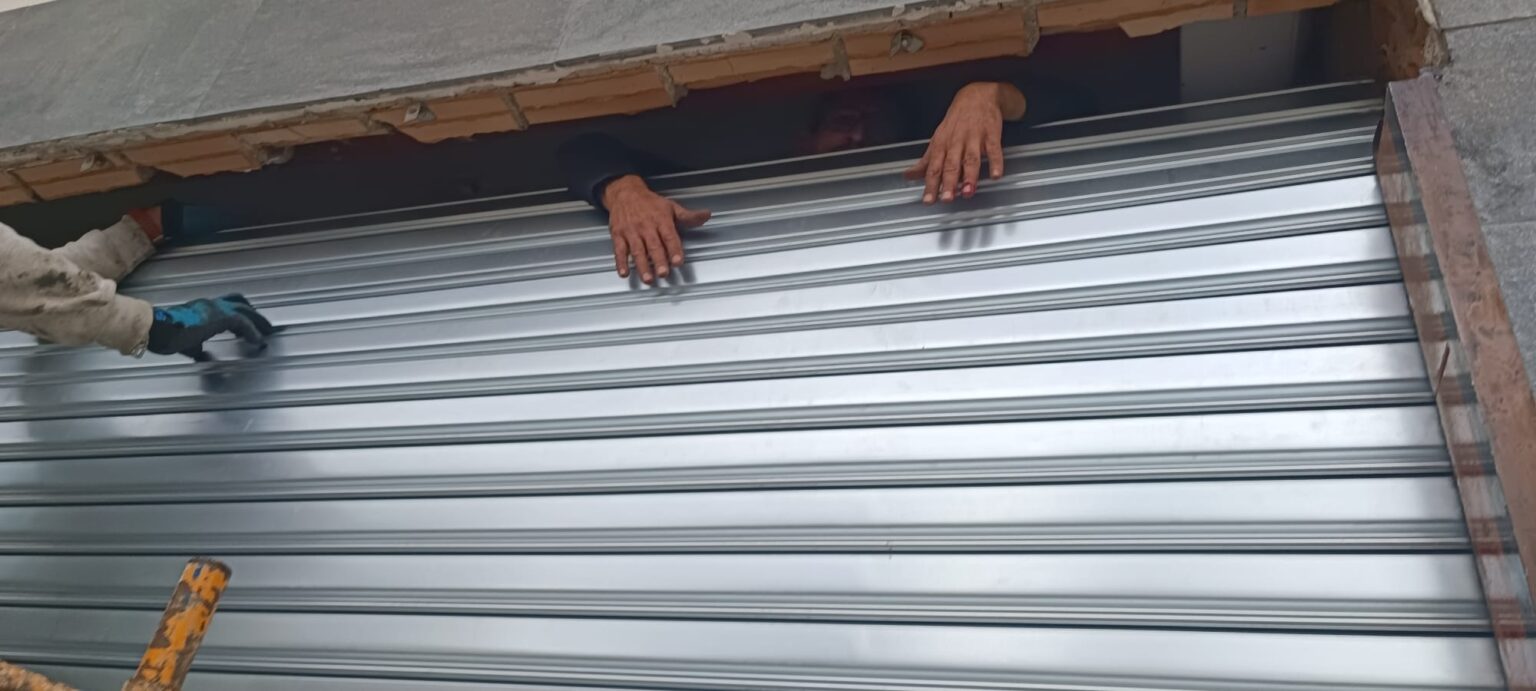 Cerrajeros en Málaga para reparación de puertas de garaje y centralitas